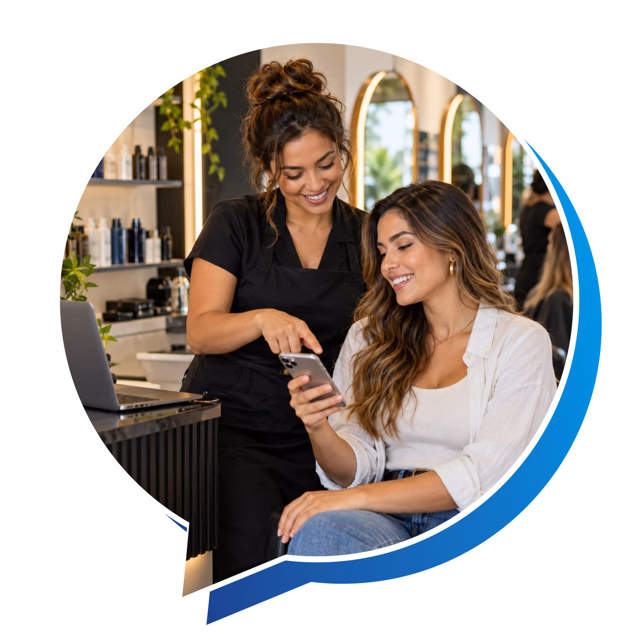 Cena ilustrativa: Cliente e profissional de beleza consultando serviços no celular, com um notebook na recepção.