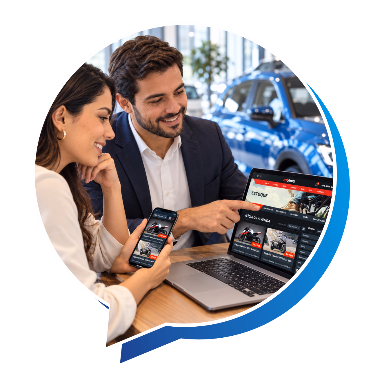 Cena ilustrativa: Cliente e consultor em uma concessionária consultando as telas reais do Motors, traduzidas para português, no notebook e no celular.